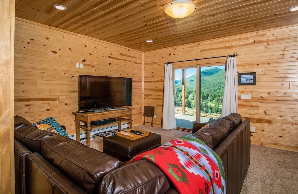 Armstrong Luxury Log Vacation  At Windcliff 4 Bedroom Home by RedAwning