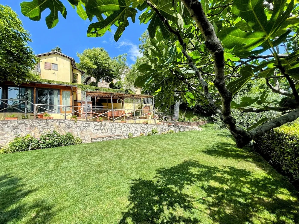 Vicolo - sleeps 5 with air con, wifi, balcony for dining and pool