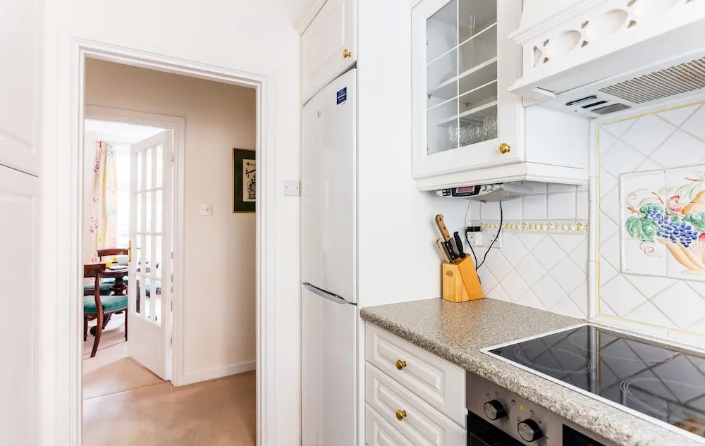 Traditional 2 bedroom flat