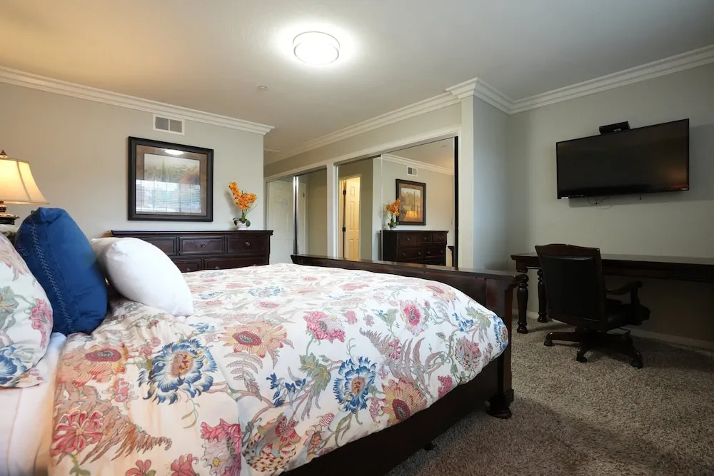 Large Family Pool Home 2.5 Miles To Disney w/3 King Beds!!!
