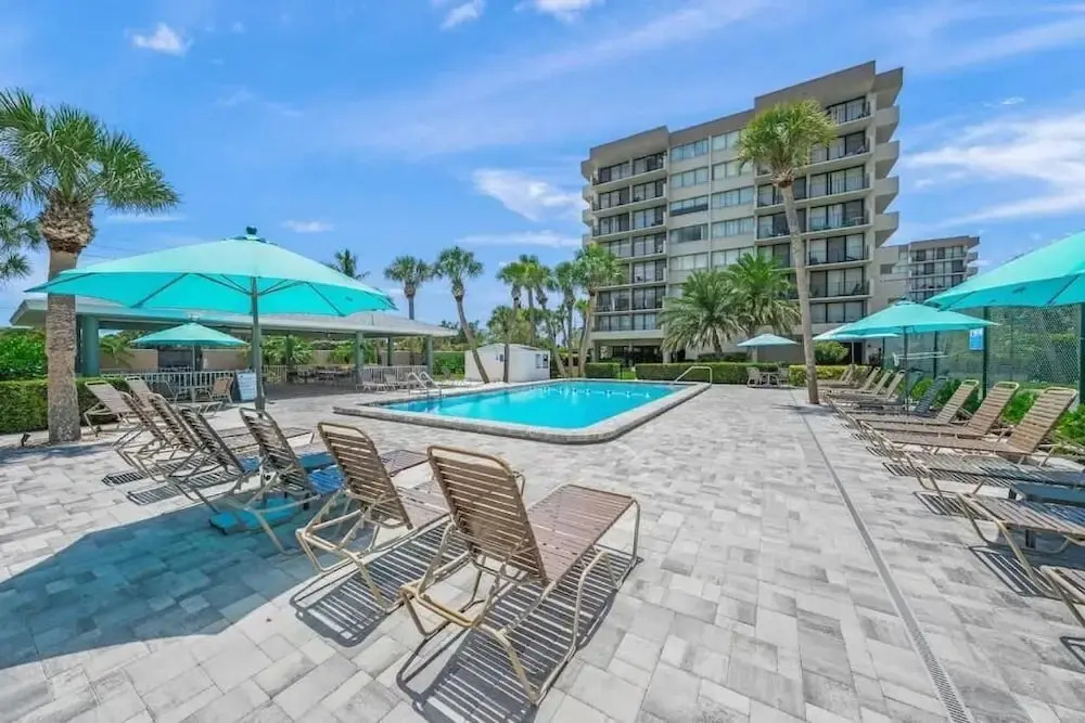 Coastal Lakehouse Condo on Siesta Key Public Beach