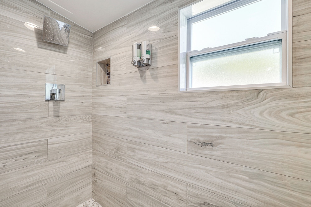3 Mi to Las Olas Blvd: Tropical Getaway w/ Patio!