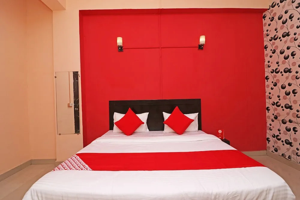 Glorious Stayz 53 Deluxe by OYO Rooms