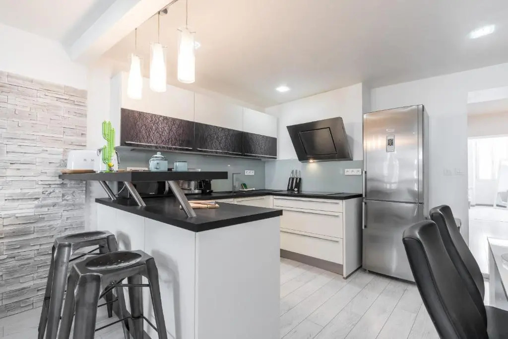 Amazing 3 Bdrs And Garden Place du Pin Parking !