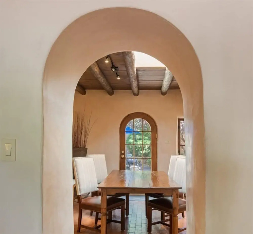 Garcia St. Adobe - Historic District, Close to Canyon Road, Three Master Bedrooms, Great Outdoor Space