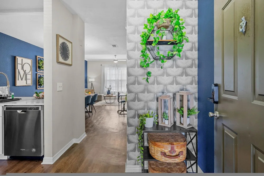 Stylish 2BR 2BA w Pool Gym Near Airport 3