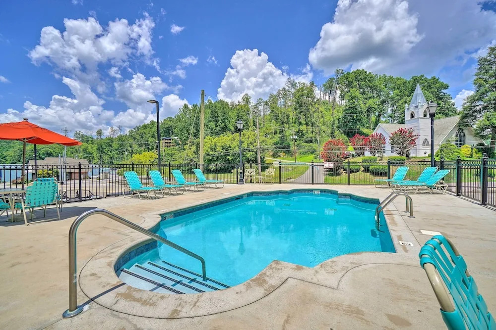 Gatehouse Condo: End Unit w/ Dtwn Gatlinburg View!