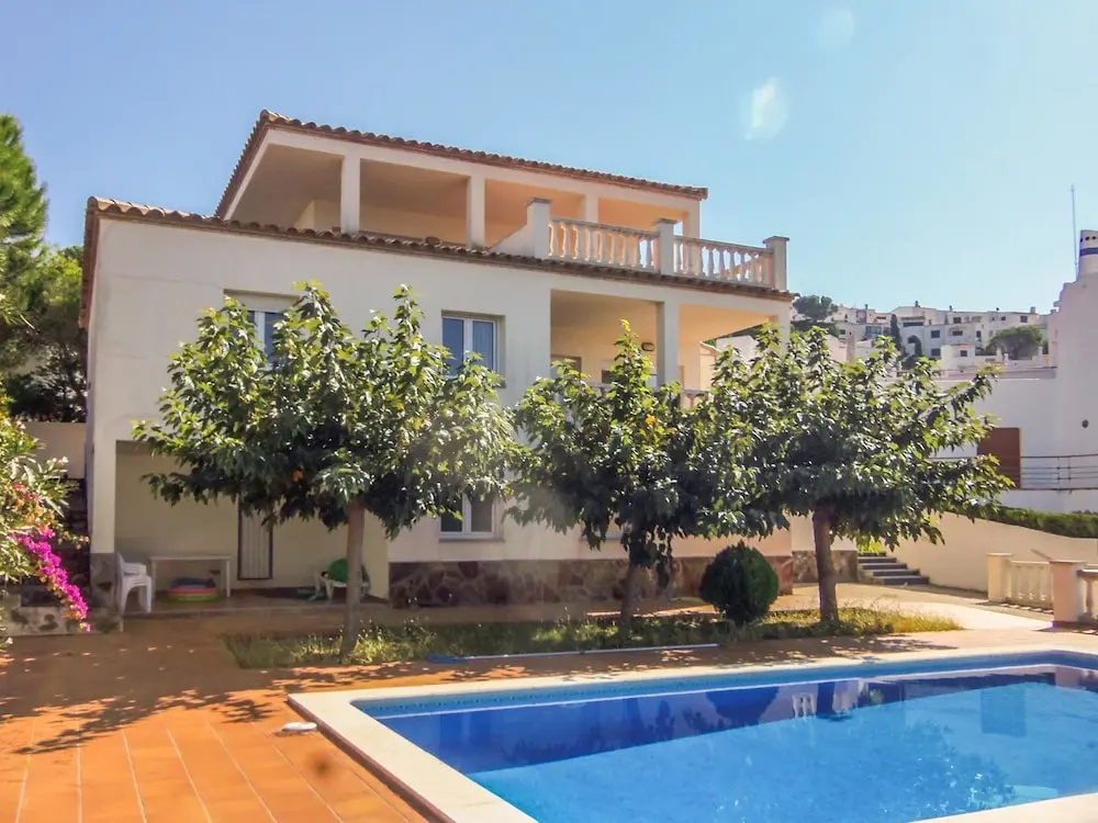 Spacious Holiday Home in L'escala With Swimming Pool