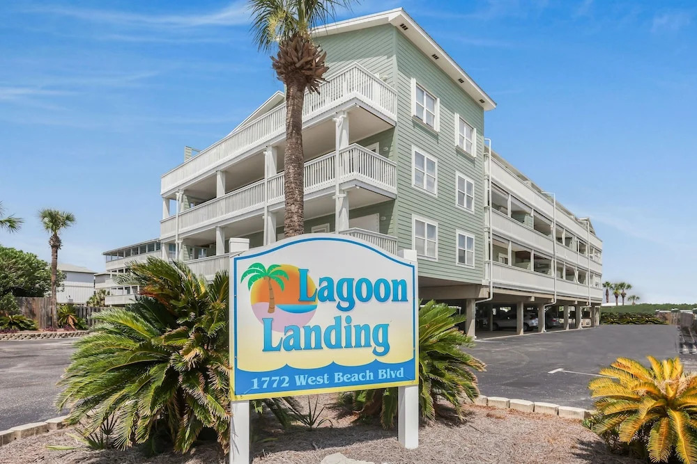 Lagoon Landing 202- Beautifully Decorated Condo With Balcony Pool Steps to Beach Lagoon