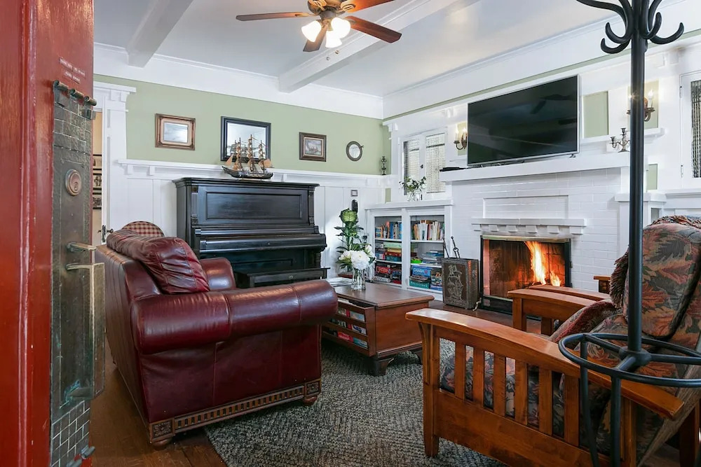 Corona Del Mar - 5 Br Home