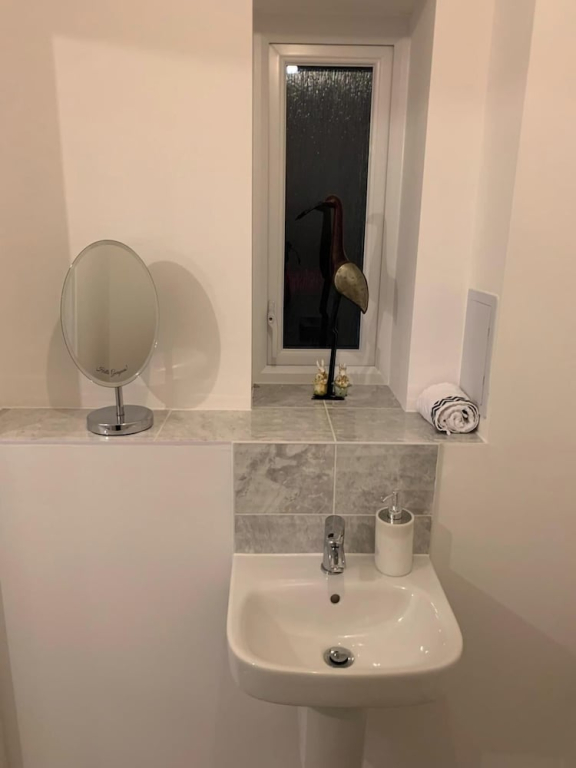 House- Sleeps 6 & Free Parking