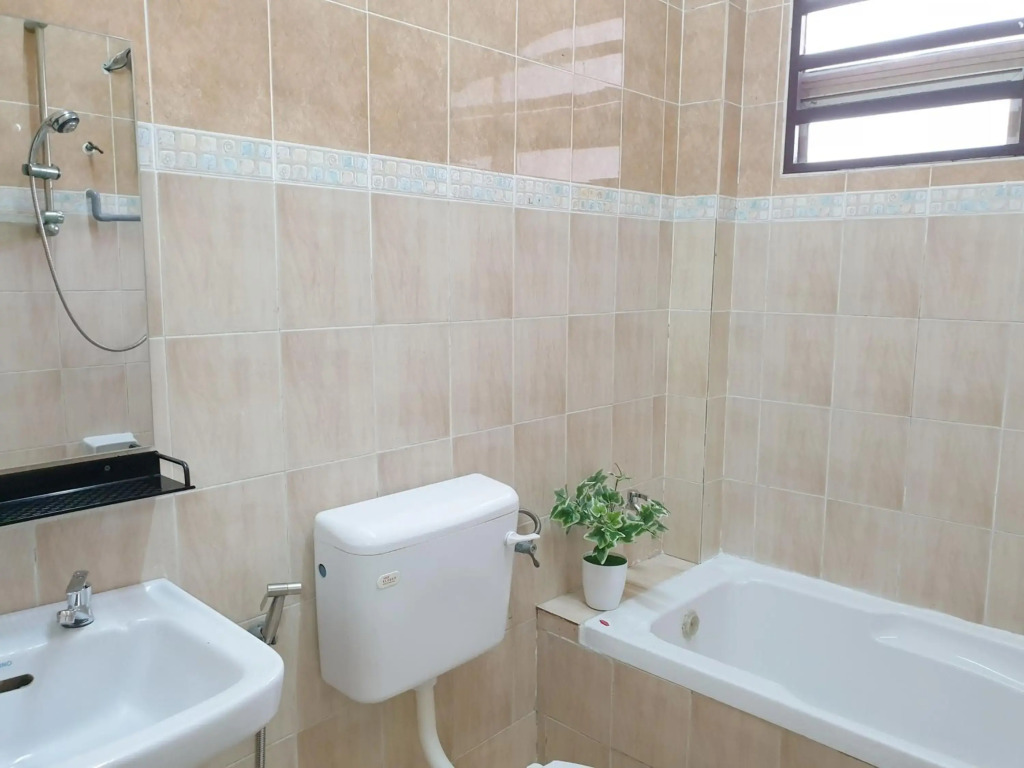 Airport Garden Stay #corner hoise 5 rooms #free wifi #parking #tv chanel
