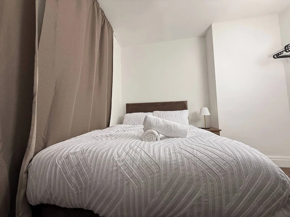 Urban Calm Spacious 3-bed Home With Free Parking