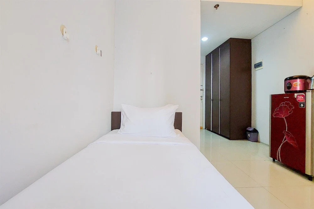 Minimalist And Warm Studio Room (No Kitchen) Kubikahomy Apartment