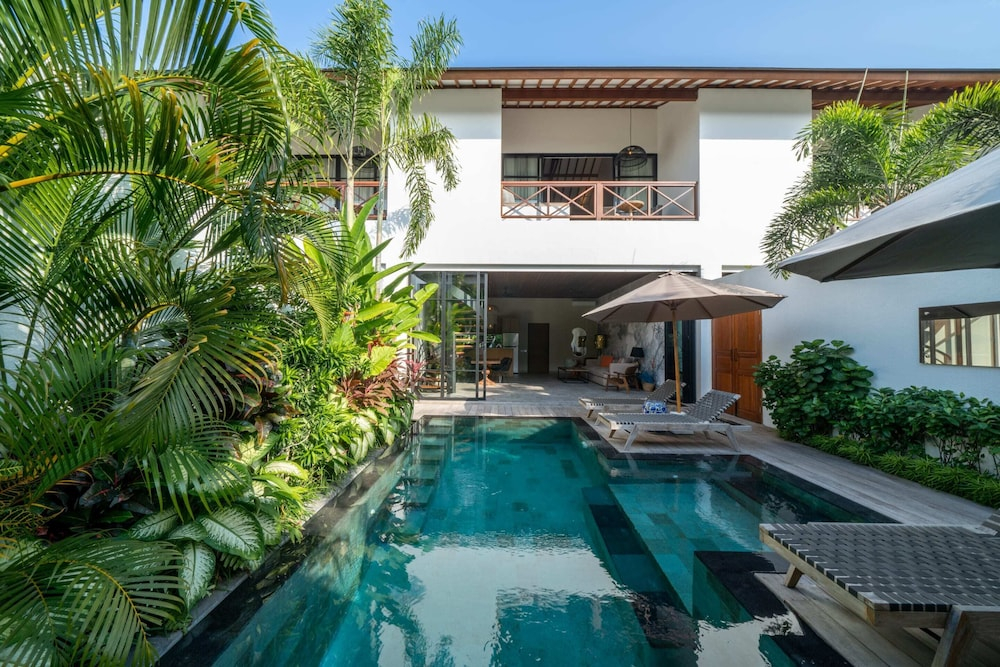 Luxury Private Loft, 2 BR, Canggu With Staff