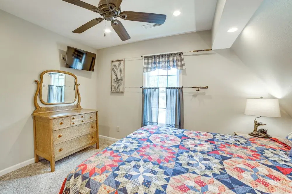 Rustic Hollister Cabin - 5 Mi to Downtown Branson