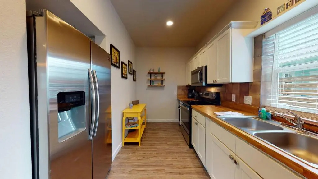 MC05 Upscale Condo, Shared Pool, Close to Beach