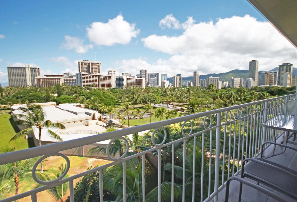 Castle Waikīkī Shore