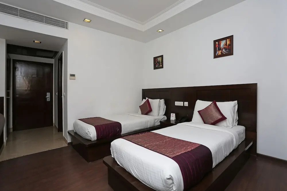 OYO 383 Hotel Divine Paradise