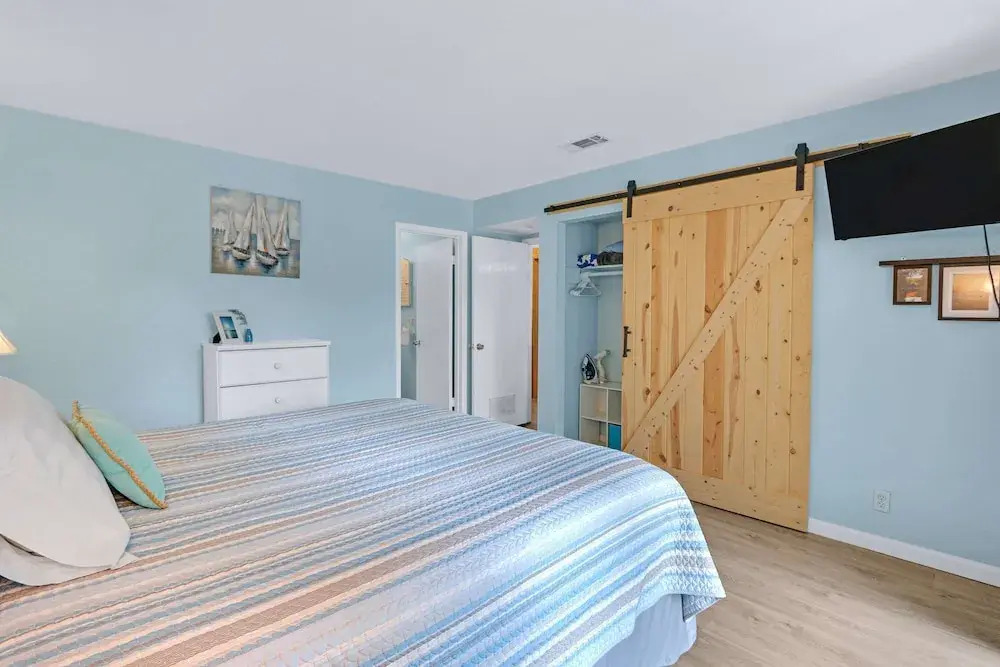 Charming Lakeside Condo - Moments to Lake Fun
