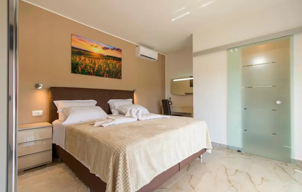 Nice home in Dubrava kod Sibenika w/ Outdoor swimming pool, WiFi and 5 Bedrooms