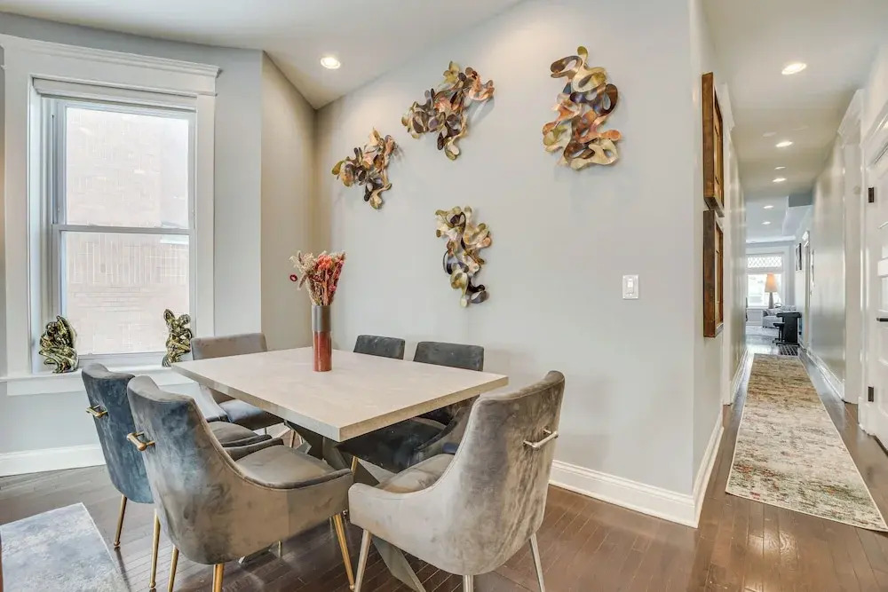Spacious Condo w/ Deck ~ 3 Mi to Downtown Chicago!