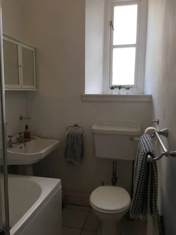 Quiet 2 Bedroom Apartment close to the City Centre