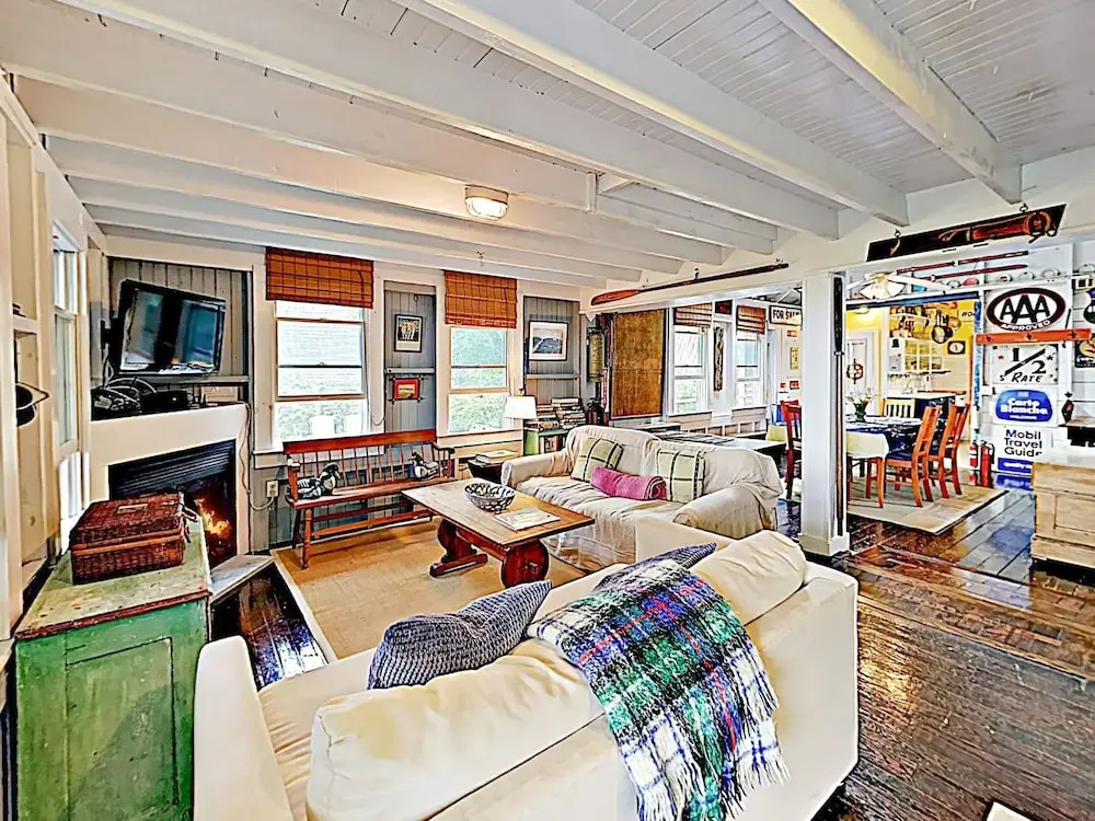 Hilltop Beach Getaway, Stunning Bay Views 3 Bedroom Home