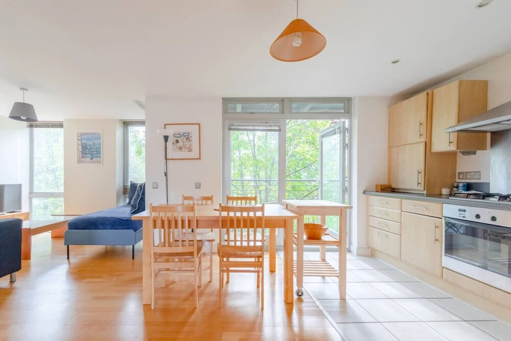 Spacious 2 Bedroom Apartment Near White City