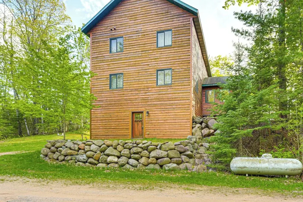 Paddle Ready: Hayward Lake View Retreat w/ BBQ