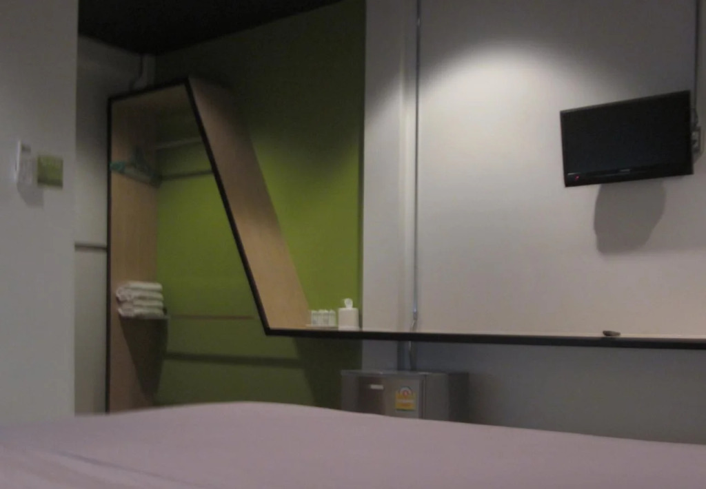 6.11 Hotel