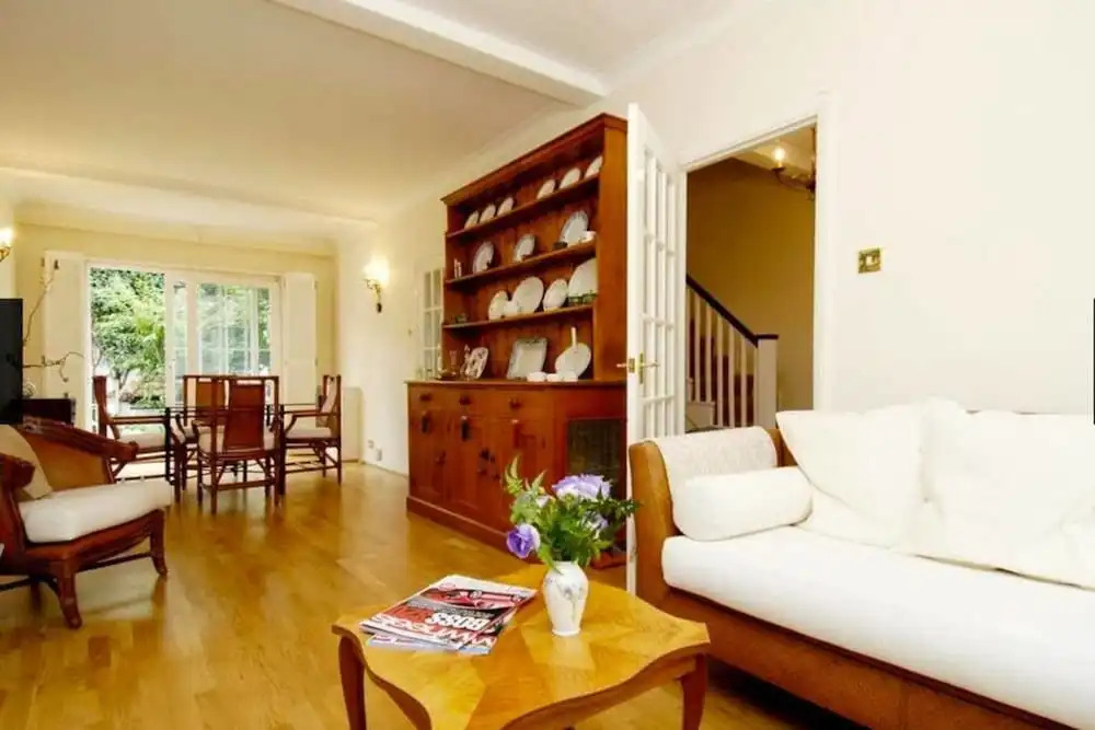 Spacious 4 bed home opposite Hyde Park