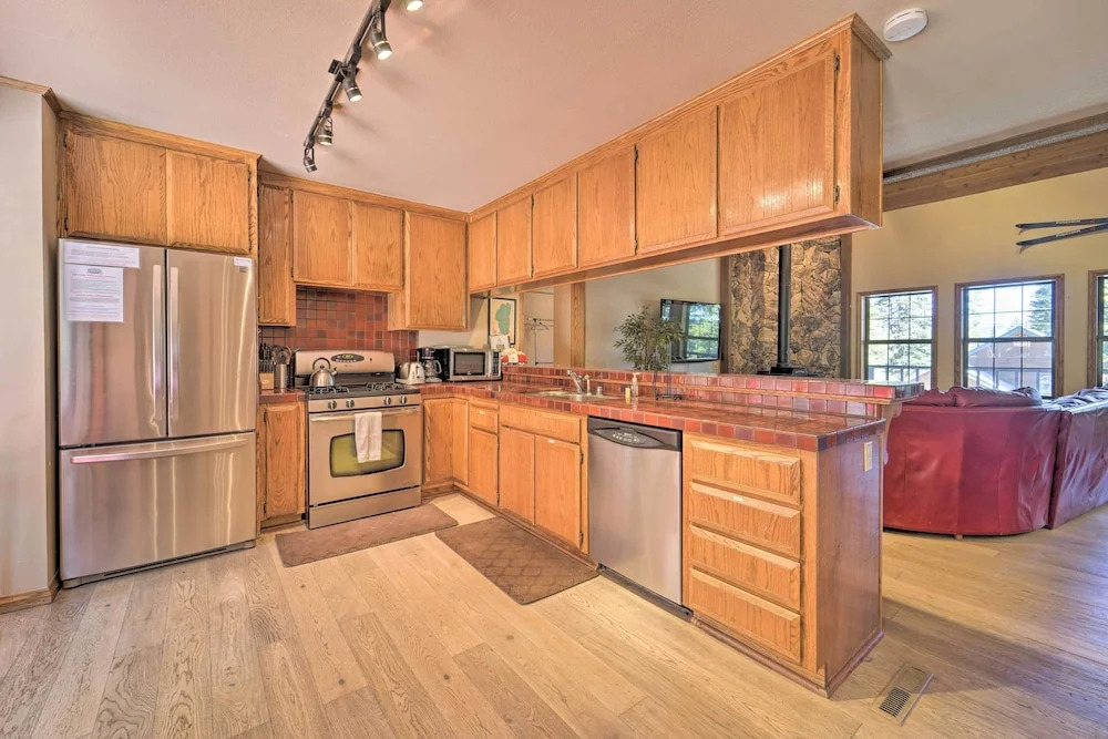 Wraparound Deck & Pool Access: Truckee Cabin