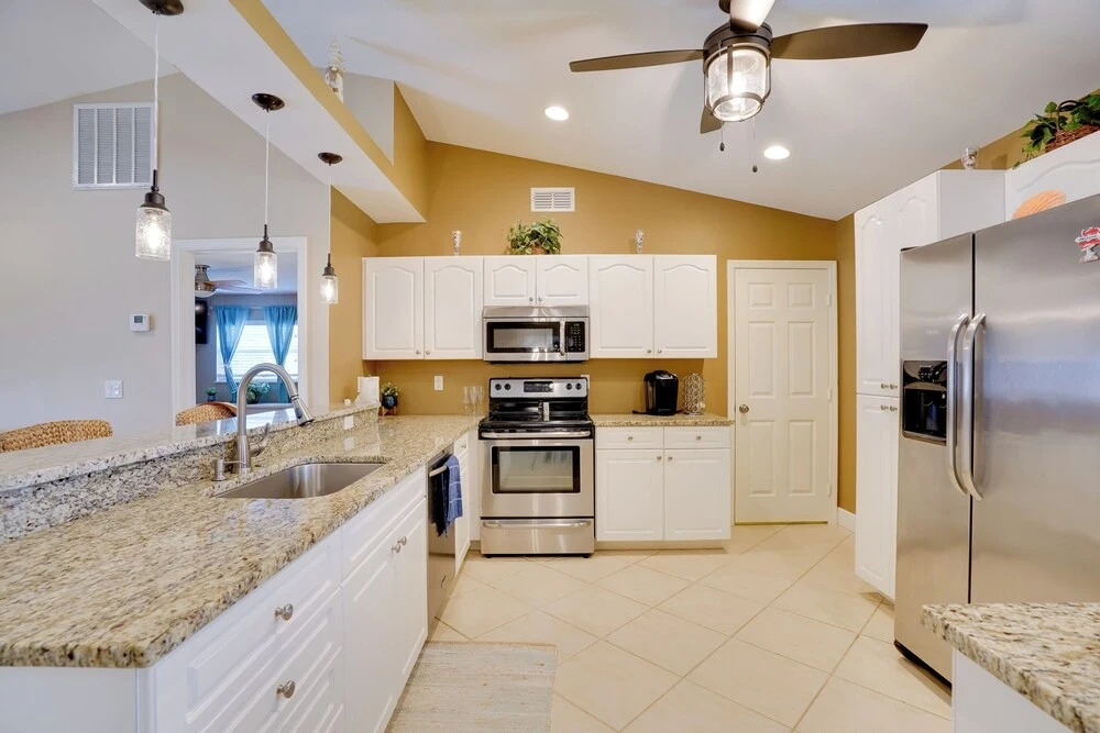 Pool & Outdoor Bar: Cape Coral Home