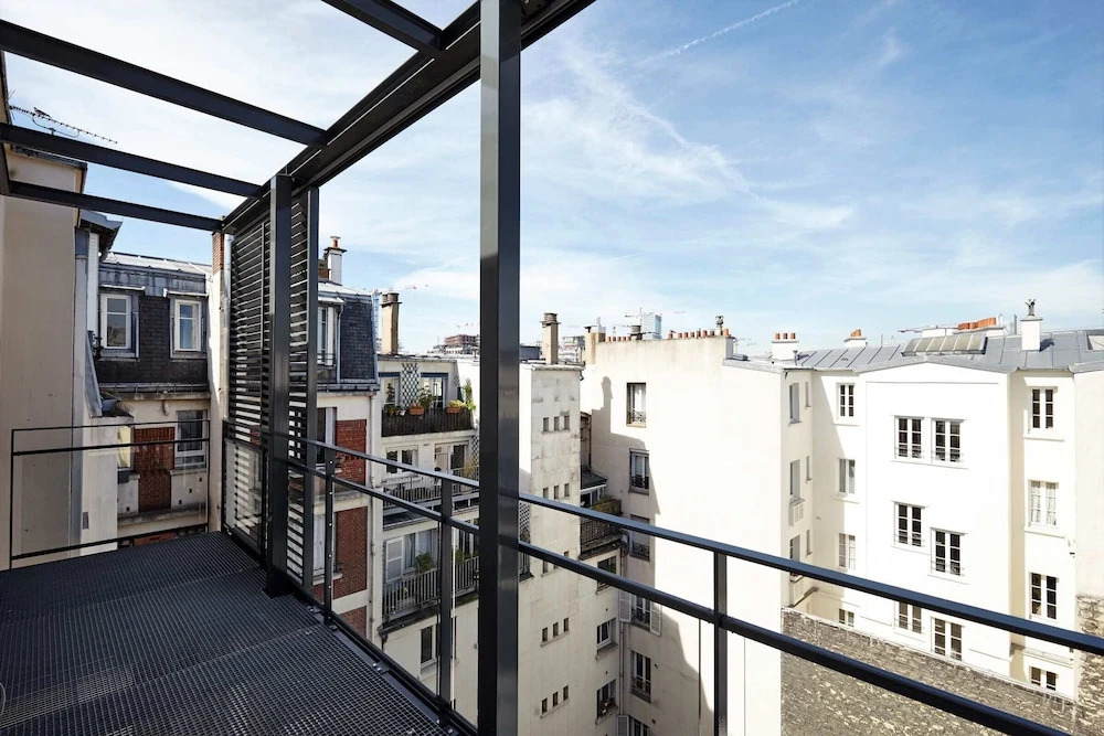 Stunning 2BR Home With Balcony in Batignolles
