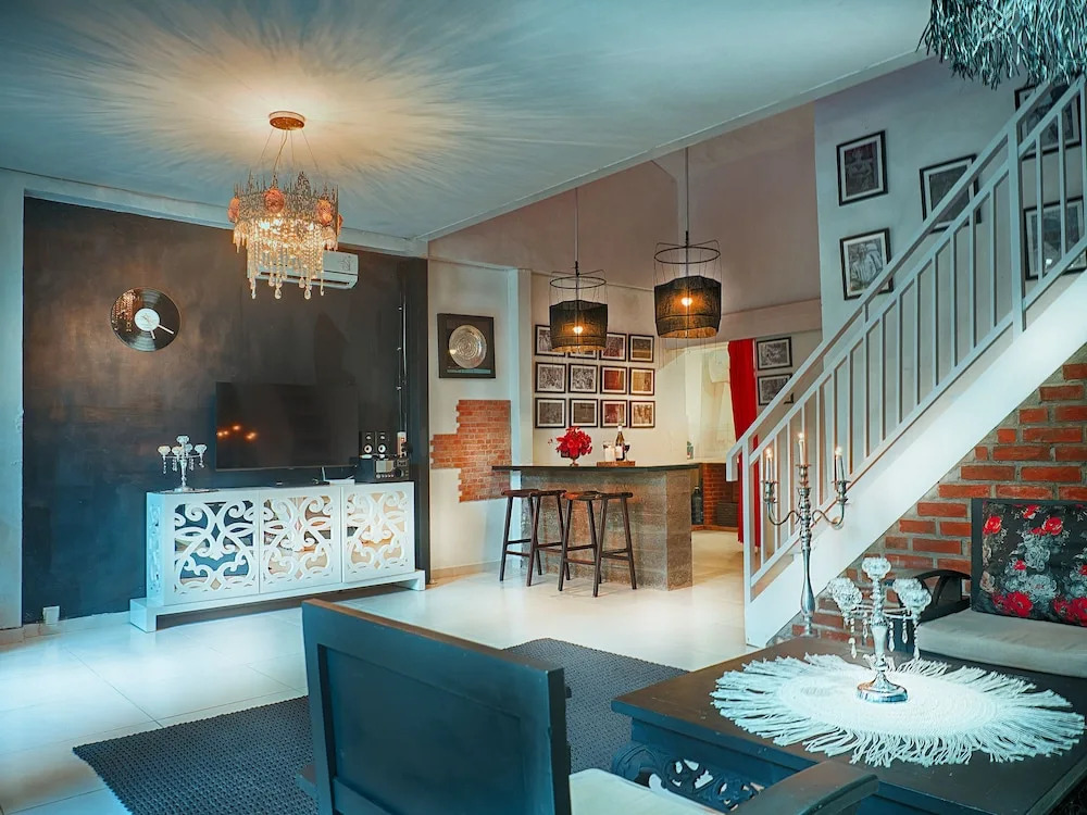 Black & White Villa