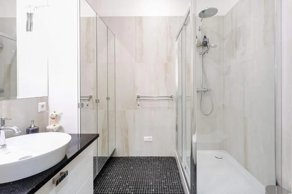 Jogailos Residence peaceful Old Town luxury 3 bdr 2 bathr FREE GARAGE
