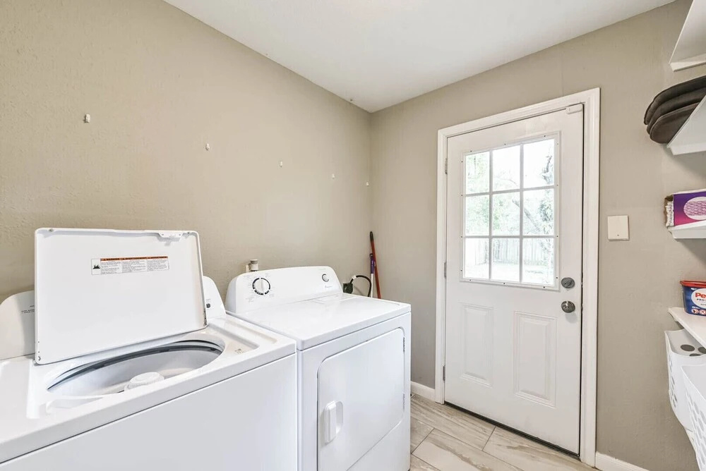 West End in SW Houston, Sleeps 10, Work-cation, King Bd, Pet, High Speed Wifi