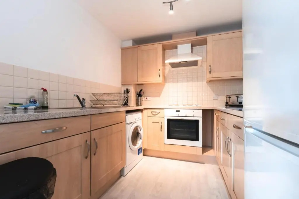 BEST PRICE! STUNNING 2 Bed City Centre - 4 single beds or 2 Super king, Smart TVs, Sofa Bed & FREE SECURE PARKING