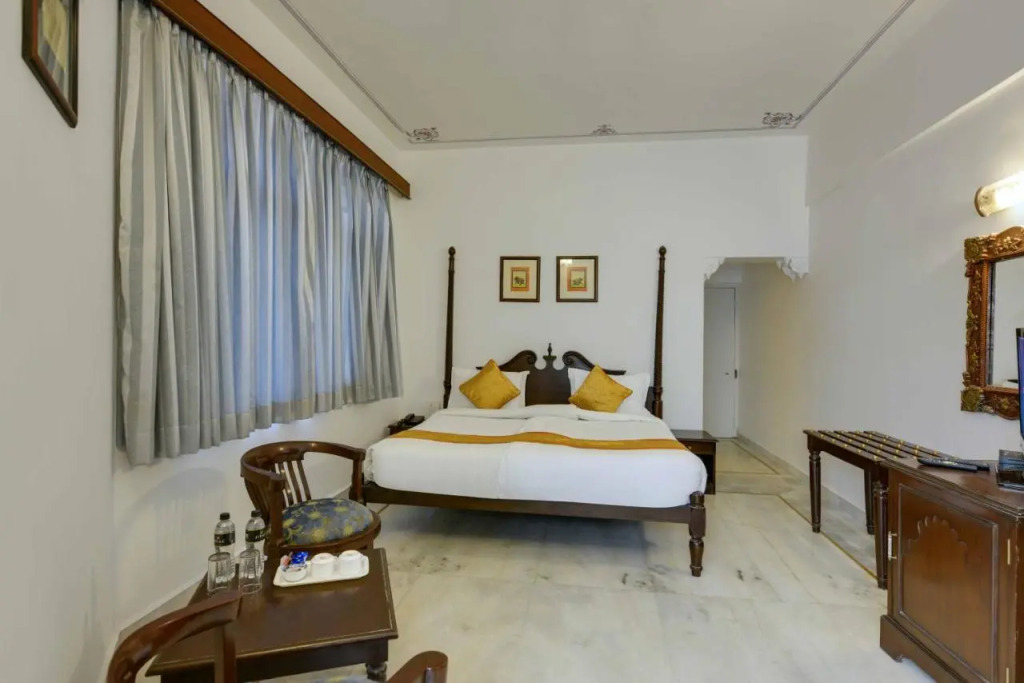Swaroop Vilas - Lake Facing Boutique Hotel