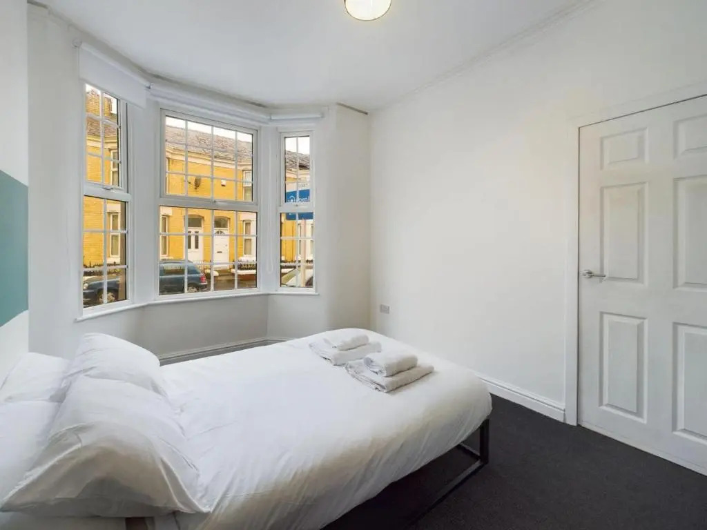 Contemporary 4BD Home nr Liverpool City Centre