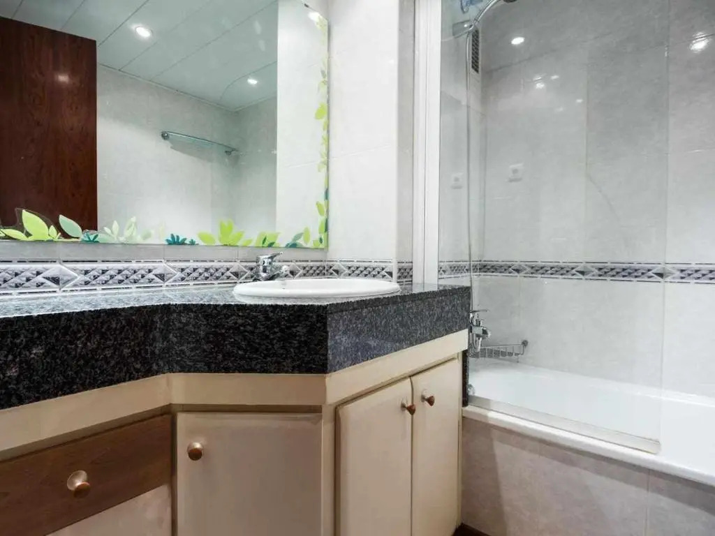 Comfortable 4 rooms 2Bath w balcony