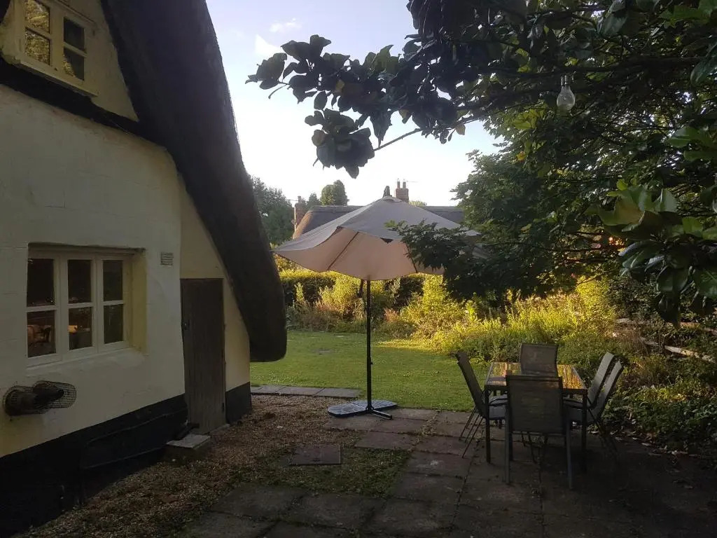 Delightful 3 bed Thatched Cottage Near Winchester