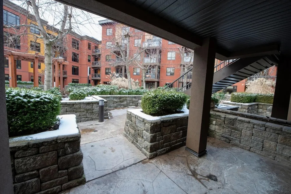 Pool Level 2 Bed, 1 Bath - Unit 371