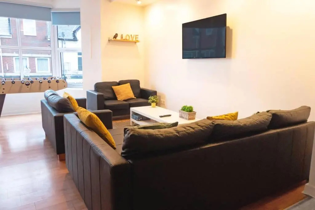 Block of apartments for up to 24 people by centre!