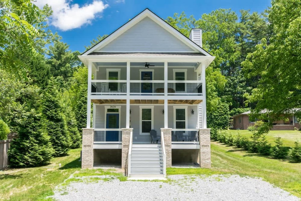 Charming 3BR w Balconies Walk to Flat Rock Playhouse