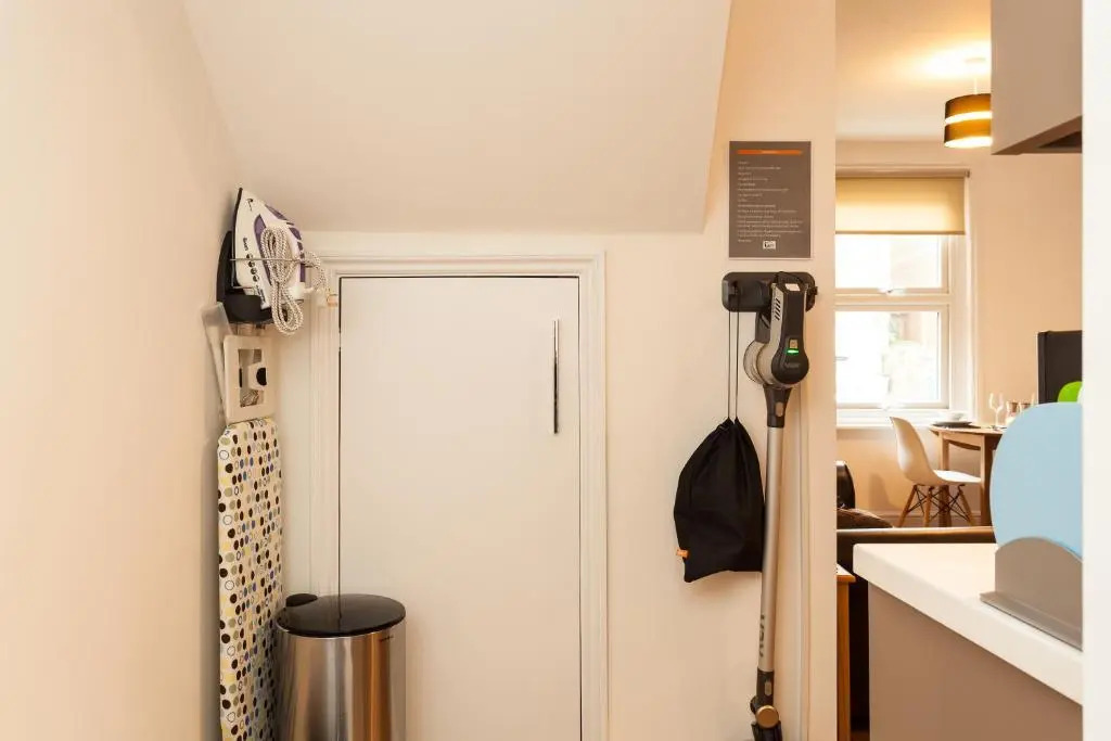 Redhill Garland- 1 bed 1 bath self contained ground floor flat
