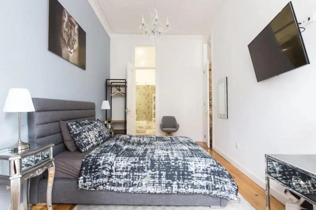 Beautiful 2BR high ceiling/50m from TimeOut market