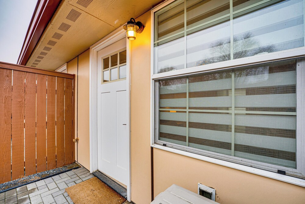 Walk to Main Ave & Soap Lake! Pet-friendly Studio