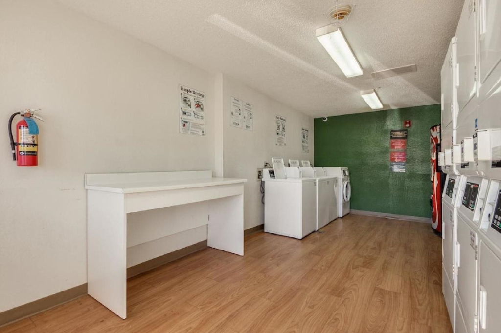 HomeTowne Studios by Red Roof Orlando - UCF Area